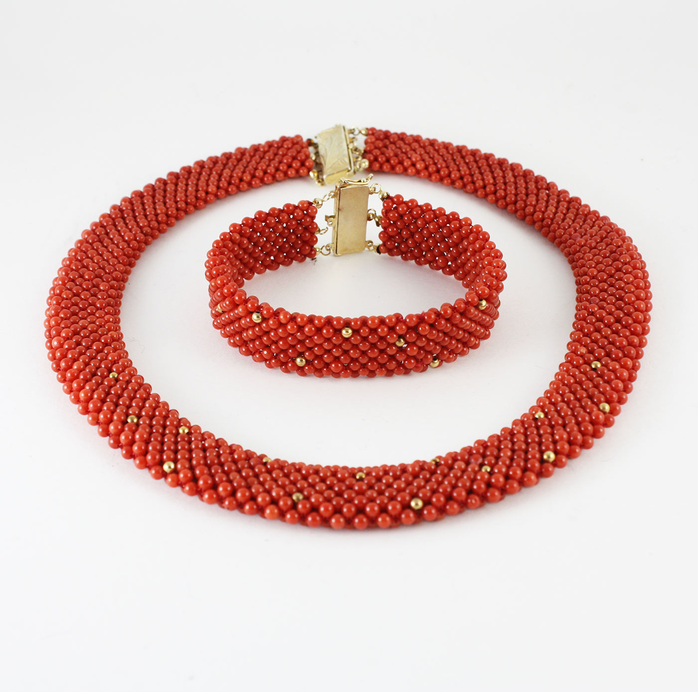 Collana e bracciale di corallo rosso, lavorazione tessito, oro giallo e  argento dorato