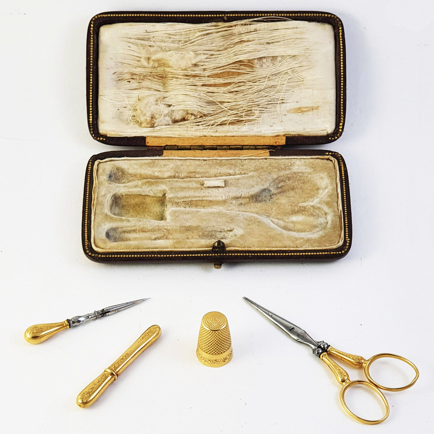 Antico set da cucito in oro giallo risalente al XIX secolo - Gioielleria  Rizzo